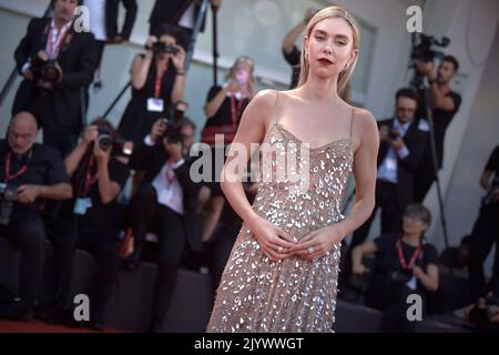 Venedig, Italien. 07. September 2022. VENEDIG, ITALIEN - 07. SEPTEMBER: Vanessa Kirby besucht den roten Teppich „The Son“ beim Internationalen Filmfestival Venedig 79. am 07. September 2022 in Venedig, Italien. Kredit: dpa/Alamy Live Nachrichten Stockfoto