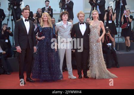 Venedig, Italien. 07. September 2022. VENEDIG, ITALIEN - 07. SEPTEMBER: Hugh Jackman, Laura dern, Zen McGrath, Florian Zeller, Vanessa Kirby besuchen den roten Teppich „The Son“ beim Internationalen Filmfestival Venedig 79. am 07. September 2022 in Venedig, Italien. Kredit: dpa/Alamy Live Nachrichten Stockfoto