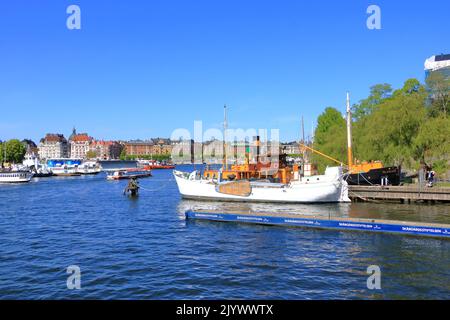 Mai 24 2022 - Stockholm in Schweden: Stockholmer Altstadt (Gamla Stan) Blick von Skeppsholmsbron auf den Schiffshafen Stockfoto