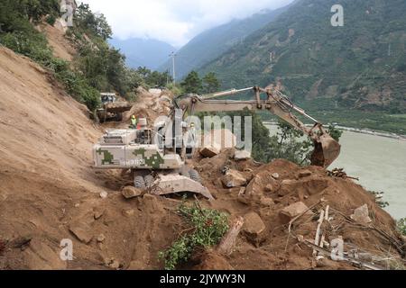 Chengdu, Chinas Provinz Sichuan. 8. September 2022. Rettungskräfte reparieren eine durch ein Erdbeben beschädigte Straße im Bezirk Shimian, südwestlich der chinesischen Provinz Sichuan, 8. September 2022. Quelle: Huang Qin/Xinhua/Alamy Live News Stockfoto