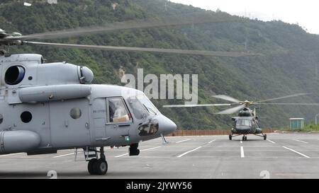 Chengdu, Chinas Provinz Sichuan. 6. September 2022. Am 6. September 2022 treffen Hubschrauber im vom Erdbeben heimgesucht Bezirk Luding, südwestlich der chinesischen Provinz Sichuan, ein. Quelle: Liu Xingyu/Xinhua/Alamy Live News Stockfoto
