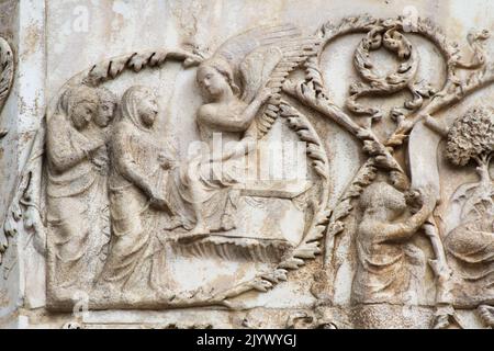 Auferstehung (das leere Grab) - Bas-Relief aus der 3. Säule (Neues Testament) - Fassade der Kathedrale von Orvieto - Umbrien - Italien Stockfoto