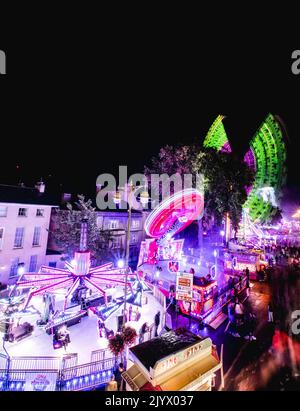 Ein Blick vom Helter-Skelter auf herzstoppende Fahrten auf der jährlichen Straßenmesse in St. Giles, Oxford. Stockfoto