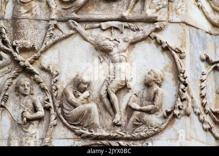 Die Kreuzigung und der Tod Jesu - Bas-Relief aus der 3. Säule (Neues Testament) - Fassade der Kathedrale von Orvieto - Umbrien - Italien Stockfoto