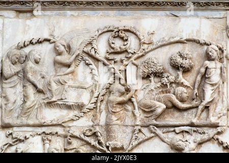 Auferstehung und Noli me tangere Szenen - Bas-Relief aus der 3. Säule (Neues Testament) - Fassade der Kathedrale von Orvieto - Umbrien - Italien Stockfoto