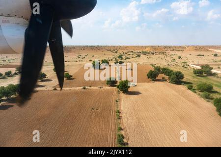 Blick auf die wunderschöne Landschaft der Thar-Wüste aus einem Flugzeug, Rajasthan, Indien. Die Propeller und Thar wüsten im Rahmen. Spiel von Sonnenlicht, Schatten Stockfoto