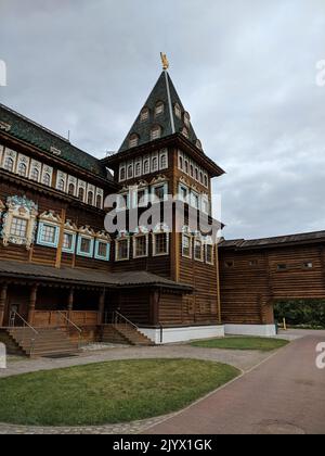 Holzturm und mittelalterliche Architektur. Rekonstruktion der Straße in der alten Burg Stockfoto