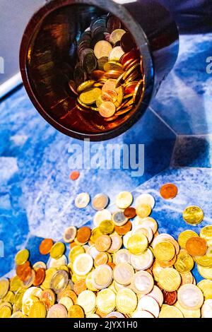 Gesparte Euromünzen und Scheine auf blauem Hintergrund in Bremerhaven Deutschland. Stockfoto