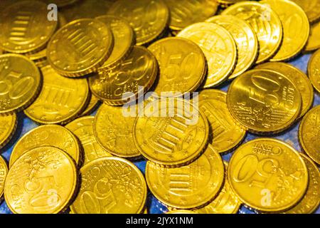 Gesparte Euromünzen und Scheine auf blauem Hintergrund in Bremerhaven Deutschland. Stockfoto