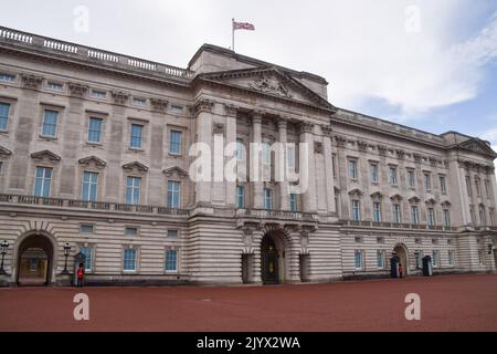 London, Großbritannien. 08. September 2022. Allgemeine Sicht auf den Buckingham Palace, da die Sorge um die Gesundheit der Königin wächst. (Foto: Vuk Valcic/SOPA Images/Sipa USA) Quelle: SIPA USA/Alamy Live News Stockfoto