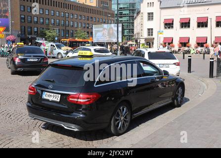 Helsinki, Finnland - 20. August 2022: Taxis am Taxistand vor dem Hauptbahnhof von Helsinki. Stockfoto