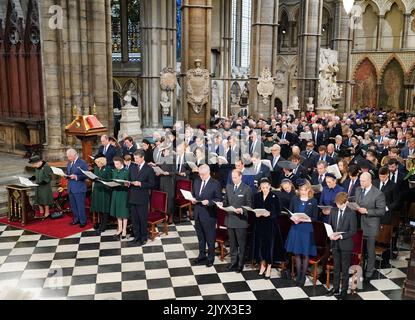 Datei-Foto vom 29/3/2022 von Königin Elizabeth II., dem Prinzen von Wales und der Herzogin von Cornwall, der Prinzessin Royal, dem Vizeadmiral Sir Tim Laurence, dem Herzog von York, dem Earl of Wessex, der Gräfin von Wessex, Lady Louise Mountbatten-Windsor und Viscount Severn. (Zweite Reihe von links nach rechts) der Herzog von Cambridge, Prinz George, Prinzessin Charlotte, die Herzogin von Cambridge, Peter Phillips, Isla Phillips, Savannah Phillips, Mia Tindall, Zara Tindall und Mike Tindall während eines Danksagungsgottesdienstes für das Leben des Herzogs von Edinburgh in der Westminster Abbey in London. Die Königin starb friedlich ein Stockfoto