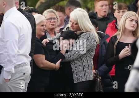 Margaret Cash McDonagh, die Mutter von Lisa Cash, 18, und ihren achtjährigen Zwillingsgeschwistern Christy und Chelsea Cawley, wird getröstet, als die Särge ihrer Kinder vor ihrem Umzugsdienst in der St. Aidan's Church, Brookfield, Tallaght, ankommen. Bilddatum: Donnerstag, 8. September 2022. Stockfoto