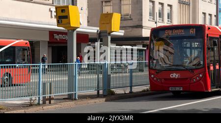 Plymouth, Devon, England, Großbritannien. 2022, Red City Bus nähert sich zwei montiert Radarkameras, um die Geschwindigkeit der Annäherung an den Verkehr aufzeichnen. Stockfoto