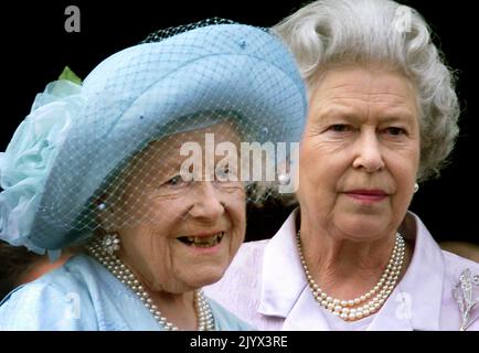 Datei-Foto vom 04/08/2000 von Queen Elizabeth, der Queen Mother (links), die ihren 100.. Geburtstag vom Balkon des Buckingham Palace mit ihrer Tochter Queen Elizabeth II. Feiert Wie Buckingham Palace mitteilte, starb die Königin heute Nachmittag friedlich in Balmoral. Ausgabedatum: Donnerstag, 8. September 2022. Stockfoto