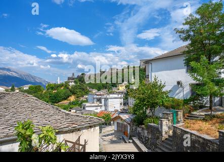 Blick über die Stadt mit Blick auf die Burg Gjirokastra, Gjirokastra (Gjirokaster), Albanien Stockfoto