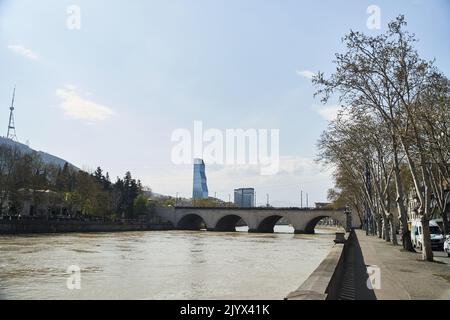 Tiflis, Georgien - 15.04.2021: Saarbrucken-Brücke über den Fluss Kura in Tiflis, Georgien Stockfoto