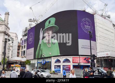 London, Großbritannien. 9.. Juni 2022. Ausgewählte Bilder vom Platinum Jubilee Weekend der Königin, das am 2-5. Juni stattfand, wurden auf dem berühmten Bildschirm Piccadilly Lights im Piccadilly Circus gezeigt. Stockfoto