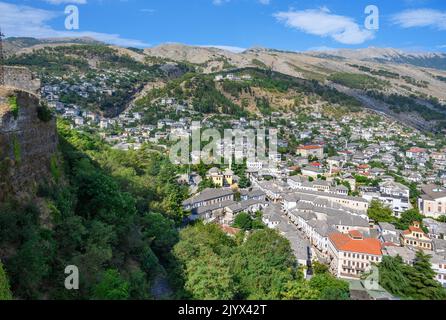 Blick von den Mauern der Burg Gjirokastra auf die Stadt, Gjirokastra (Gjirokaster), Albanien Stockfoto