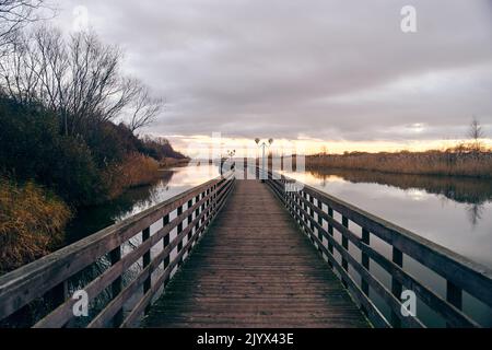 Holzpromenade im Dorf Yantarniy. Park Holzweg. Königsberg Stockfoto