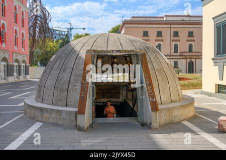 Eintritt zum Bunk'Art 2 Museum, Tirana, Albanien Stockfoto