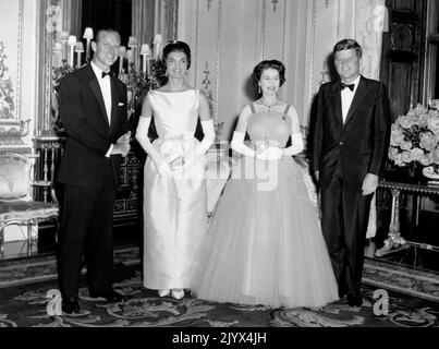 Aktenfoto vom 05/06/1961 des amerikanischen Präsidenten John Kennedy (rechts) und seiner Frau Jacqueline (zweite links) mit Queen Elizabeth II (zweite rechts) und dem Herzog von Edinburgh (links) im Buckingham Palace in London. Wie Buckingham Palace mitteilte, starb die Königin heute Nachmittag friedlich in Balmoral. Ausgabedatum: Donnerstag, 8. September 2022. Stockfoto