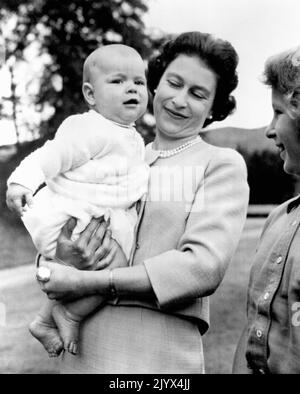 Aktenfoto vom 08/11/1960 von Königin Elizabeth II., die Prinz Andrew während eines Ausflugs in das Gelände von Balmoral, Schottland, hielt. Wie Buckingham Palace mitteilte, starb die Königin heute Nachmittag friedlich in Balmoral. Ausgabedatum: Donnerstag, 8. September 2022. Stockfoto