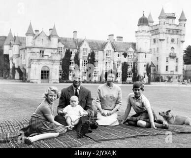 Datei-Foto vom 08/09/1960 von Queen Elizabeth II auf dem Rasen von Balmoral mit dem Herzog von Edinburgh und Prinzessin Anne, Prinz Charles und dem Baby Prinz Andrew, auf den Knien seines Vaters. Wie Buckingham Palace mitteilte, starb die Königin heute Nachmittag friedlich in Balmoral. Ausgabedatum: Donnerstag, 8. September 2022. Stockfoto