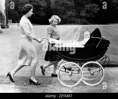 Aktenfoto vom 08/09/1960 von Königin Elizabeth II., mit Prinzessin Anne, die den Kinderwagen ihres jüngeren Sohnes, Prinz Andrew, während eines Spaziergangs auf dem Gelände von Balmoral schiebt. Wie Buckingham Palace mitteilte, starb die Königin heute Nachmittag friedlich in Balmoral. Ausgabedatum: Donnerstag, 8. September 2022. Stockfoto