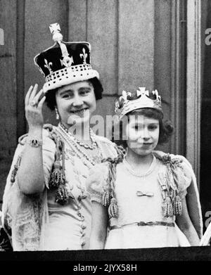 Datei-Foto vom 12/05/1937 von Queen Elizabeth (die Königin-Mutter) mit ihrer ältesten Tochter Prinzessin Elizabeth (später Queen Elizabeth II) auf dem Balkon des Buckingham Palace, nach der Krönung von König George VI Wie Buckingham Palace mitteilte, starb die Königin heute Nachmittag friedlich in Balmoral. Ausgabedatum: Donnerstag, 8. September 2022. Stockfoto