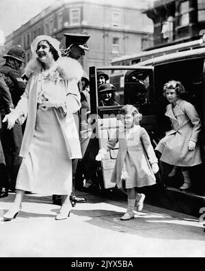 Datei-Foto vom 15/08/1935 von der Herzogin von York (später Königin Elizabeth und die Queen Mother), die mit dem Auto beim Royal Tournament in London anreist, begleitet von ihren Töchtern Prinzessin Elizabeth (rechts, später Königin Elizabeth II) und Prinzessin Margaret. Wie Buckingham Palace mitteilte, starb die Königin heute Nachmittag friedlich in Balmoral. Ausgabedatum: Donnerstag, 8. September 2022. Stockfoto