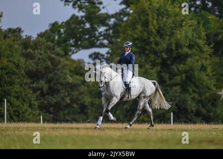 Bicester, Großbritannien. 8.. September 2022. Zara Tindall reitend Classicals Euro Star, die zwischen dem 8. Und 11.. September 2022 ihre Dressur beim Cornbury House Horse Trials im Cornbury Park bei Finstock in Oxfordshire in Großbritannien machen wird. Kredit:Peter Nixon/Alamy Live Nachrichten Stockfoto