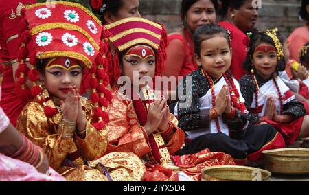 Kathmandu, Bagmati, Nepal. 8. September 2022. Kleine Mädchen besuchen die Messe Kumari Puja anlässlich des Indrajatra Festivals in Kathmandu, Nepal, am 8. September 2022. Rund 300 kleine Mädchen nahmen an der Messe Kumari Puja für mehr Gesundheit und Wohlstand Teil. (Bild: © Sunil Sharma/ZUMA Press Wire) Stockfoto