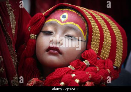 Kathmandu, Bagmati, Nepal. 8. September 2022. Ein kleines Mädchen nippt während der Messe Kumari Puja anlässlich des Indrajatra Festivals in Kathmandu, Nepal, am 8. September 2022. Rund 300 kleine Mädchen nahmen an der Messe Kumari Puja für mehr Gesundheit und Wohlstand Teil. (Bild: © Sunil Sharma/ZUMA Press Wire) Stockfoto