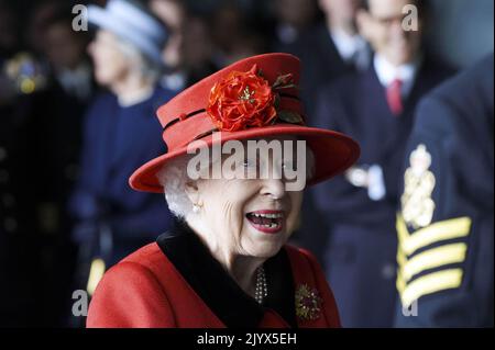 Aktenfoto vom 22/5/2021 von Königin Elizabeth II. Während eines Besuchs der HMS Queen Elizabeth auf dem Marinestützpunkt HM, Portsmouth, vor dem ersten Einsatz des Schiffes. Wie Buckingham Palace mitteilte, starb die Königin heute Nachmittag friedlich in Balmoral. Ausgabedatum: Donnerstag, 8. September 2022. Stockfoto