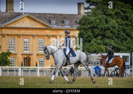 Bicester, Großbritannien. 8.. September 2022. Zara Tindall reitend Classicals Euro Star, die zwischen dem 8. Und 11.. September 2022 ihre Dressur beim Cornbury House Horse Trials im Cornbury Park bei Finstock in Oxfordshire in Großbritannien machen wird. Kredit:Peter Nixon/Alamy Live Nachrichten Stockfoto