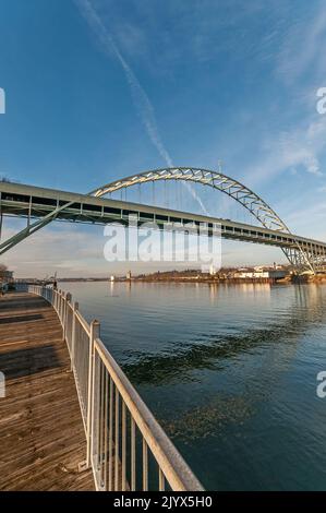 Blick auf die Fremont Bridge, die den Willamette River in Portland, Oregon, überspannt, von der Promenade in der Nähe der Brücke. Stockfoto