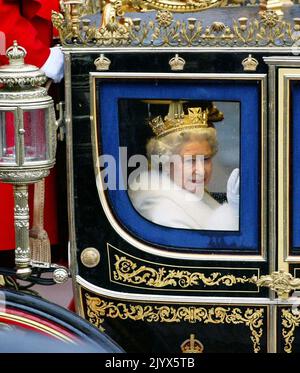 Datei-Foto vom 26/11/2003 von Königin Elizabeth II. Auf ihrem Weg zum Unterhaus, um die Rede der Königin vor Mitgliedern des House of Lord und des Unterhauses während der Staatseröffnung des Parlaments in London zu halten. Wie Buckingham Palace mitteilte, starb die Königin heute Nachmittag friedlich in Balmoral. Ausgabedatum: Donnerstag, 8. September 2022. Stockfoto