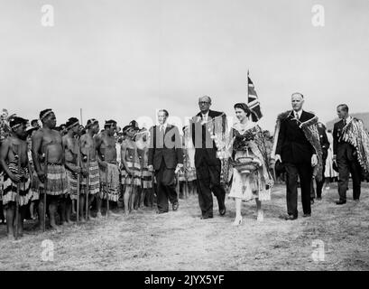 Foto der Akte vom 07/01/1954 von Königin Elizabeth II. , Die den Korowai-Mantel trägt, das Symbol des höchsten Ranges, und einen zweistufigen Korb trägt, und die Maoris beim Empfang inspiziert, der zu ihren Ehren im Arawa Park, Rotorua, während der Königstour durch Neuseeland stattfand. Wie Buckingham Palace mitteilte, starb die Königin heute Nachmittag friedlich in Balmoral. Ausgabedatum: Donnerstag, 8. September 2022. Stockfoto