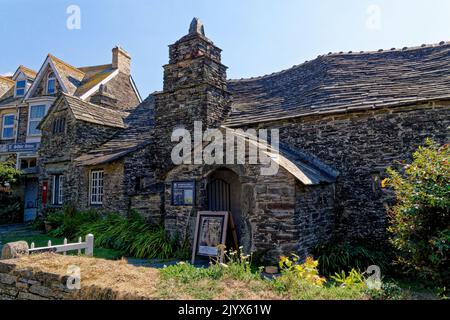 Vereinigtes Königreich, Südwestengland, Cornwall, Tintagel - das mittelalterliche Hall-House aus dem 14.. Jahrhundert - The Old Post Office. 12. vom August 2022 Stockfoto