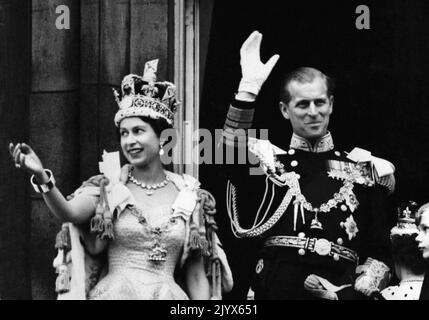 Datei-Foto vom 02/06/1953 von Königin Elizabeth II. Mit der Imperial State Crown und dem Herzog von Edinburgh in Uniform des Admirals der Flotte, der nach der Krönung vom Balkon des Buckingham Palace winkte. Wie Buckingham Palace mitteilte, starb die Königin heute Nachmittag friedlich in Balmoral. Ausgabedatum: Donnerstag, 8. September 2022. Stockfoto