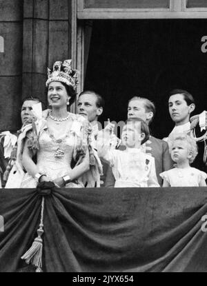 Datei-Foto vom 02/06/1953 von Queen Elizabeth II, mit ihren Kindern Charles, Prince of Wales und Princess Anne auf dem Balkon des Buckingham Palace, alle sehen auf, wie hundertachtundsechzig Kampfflugzeuge über den Palast fliegen, in der Royal Air Force Salute to her Majesty, Nach der Krönungszeremonie in der Westminster Abbey. Wie Buckingham Palace mitteilte, starb die Königin heute Nachmittag friedlich in Balmoral. Ausgabedatum: Donnerstag, 8. September 2022. Stockfoto