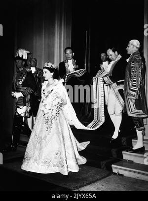 Aktenfoto vom 02/06/1953 von Königin Elizabeth II. Bei ihrer Krönung in Westminster Abbey. Wie Buckingham Palace mitteilte, starb die Königin heute Nachmittag friedlich in Balmoral. Ausgabedatum: Donnerstag, 8. September 2022. Stockfoto