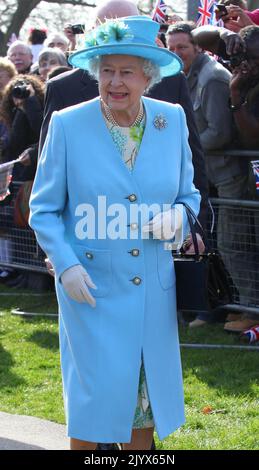 **DATEI FOTO** Queen Elizabeth II ist verstorben. LONDON, ENGLAND - 29. MÄRZ: Menschenmengen jubeln, als Königin Elizabeth II. Im Rahmen ihrer Diamond Jubilee Tour durch Großbritannien am 29. März 2012 in London, England, in Valentine's Park Redbridge eintrifft Personen: Queen Elizabeth II Transmission Ref: MNCUK1 Kredit: Hoo-Me.com/MediaPunch ***NO UK*** Stockfoto