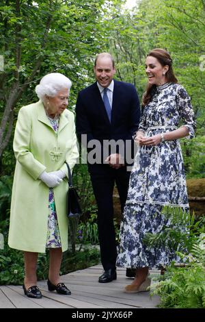 Nicht exklusiv: Die britische Königin Elizabeth und William, der Herzog von Cambridge, werden von Catherine (bekannt als Kate), der Herzogin von Cambridge, Stockfoto