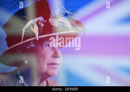 Frankreich. 8. September 2022. Porträt von Königin Elizabeth II. Aufgenommen auf einer Leinwand mit der Flagge des Vereinigten Königreichs. Am 8. August gaben Ärzte an, dass sie sich über die Gesundheit Ihrer Majestät „Sorgen“ gemacht hätten. Sie steht derzeit unter „medizinischer Aufsicht“. Mehrere Mitglieder der königlichen Familie gehen nach Balmoral, um bei der Königin zu sein. (Bild: © Adrien Fillon/ZUMA Press Wire) Stockfoto