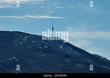 Winteransicht des Kopitoto-Gebiets des Berges ​​Vitosha mit dem Fernsehturm am Stadtrand von Sofia, Bulgarien Stockfoto