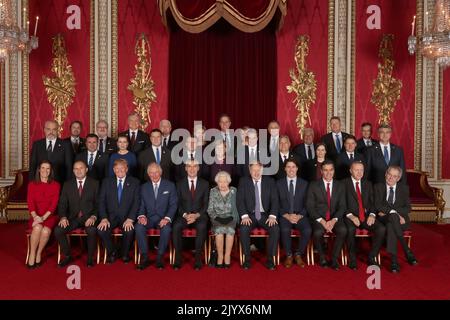 File Photo vom 03/12/2019 von Führern der NATO-Bündnisländer und ihrem Generalsekretär, die sich bei einem Empfang im Buckingham Palace, London, zu einem Gruppenfoto mit Queen Elizabeth II und dem Prince of Wales versammelten, um das 70-jährige Bestehen des Bündnisses zu markieren. Hintere Reihe, von links: Xavier Bettel, Premierminister von Luxemburg; Egils Levits, Präsident von Lettland; gitanas Nauseda, Präsident von Litauen; Dusko Markovic, Premierminister von Montenegro; Erna Solberg, Premierminister von Norwegen; Mark Rutte, Premierminister der Niederlande; Zuzana Caputova, Präsident der Slowakei; Andrzej Duda, Präsident Stockfoto