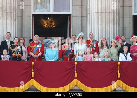 Datei-Foto vom 09/06/2018 von (von links nach rechts) Queen Elizabeth II, die mit Mitgliedern der königlichen Familie auf dem Balkon des Buckingham Palace im Zentrum von London steht, nach der Trooping the Colour Ceremony bei der Horse Guards Parade, als die Queen ihren offiziellen Geburtstag feiert. Wie Buckingham Palace mitteilte, starb die Königin heute Nachmittag friedlich in Balmoral. Ausgabedatum: Donnerstag, 8. September 2022. Stockfoto