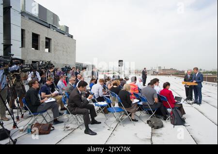 Sekretär Shaun Donovan in Brooklyn, New York, um zusammen mit dem Bürgermeister von New York, Michael Bloomberg, auf der Pressekonferenz über die offizielle Veröffentlichung des Berichts über die langfristige Wiederaufbaustrategie durch die von Donovan geleitete Hurrikan Sandy Rebuilding Task Force zu erscheinen. Stockfoto